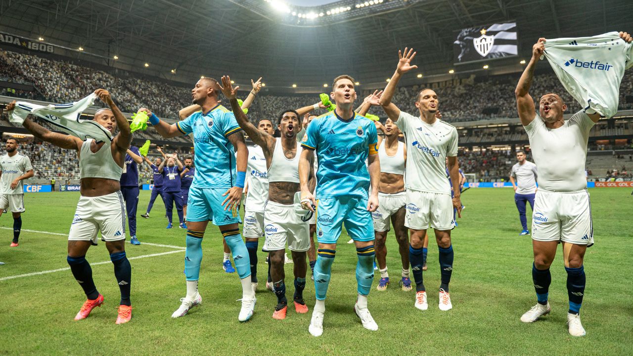 Elenco do Cruzeiro comemora vitória