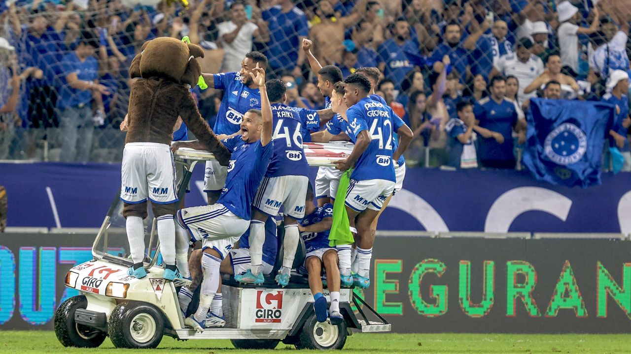 Jogadores do Cruzeiro comemora acesso a Série A