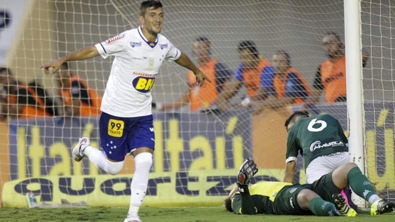 Arrasceta comemora gol pelo Cruzeiro