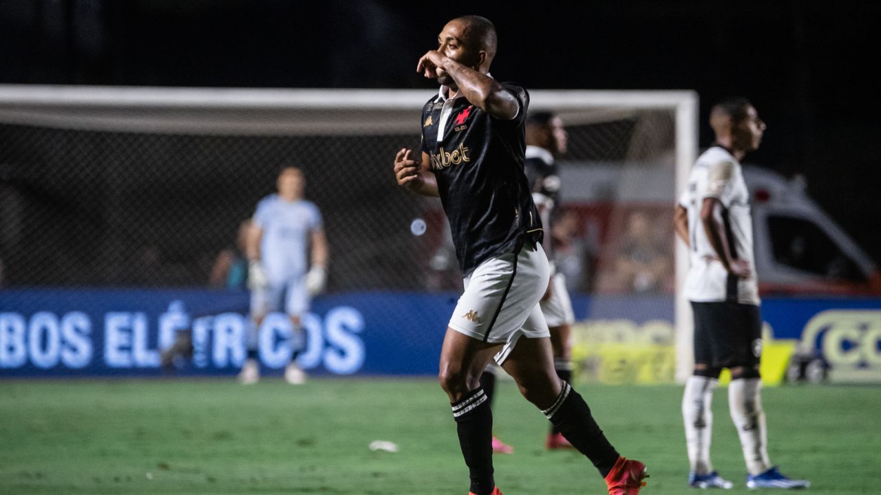 Jogador do Vasco comemora gol