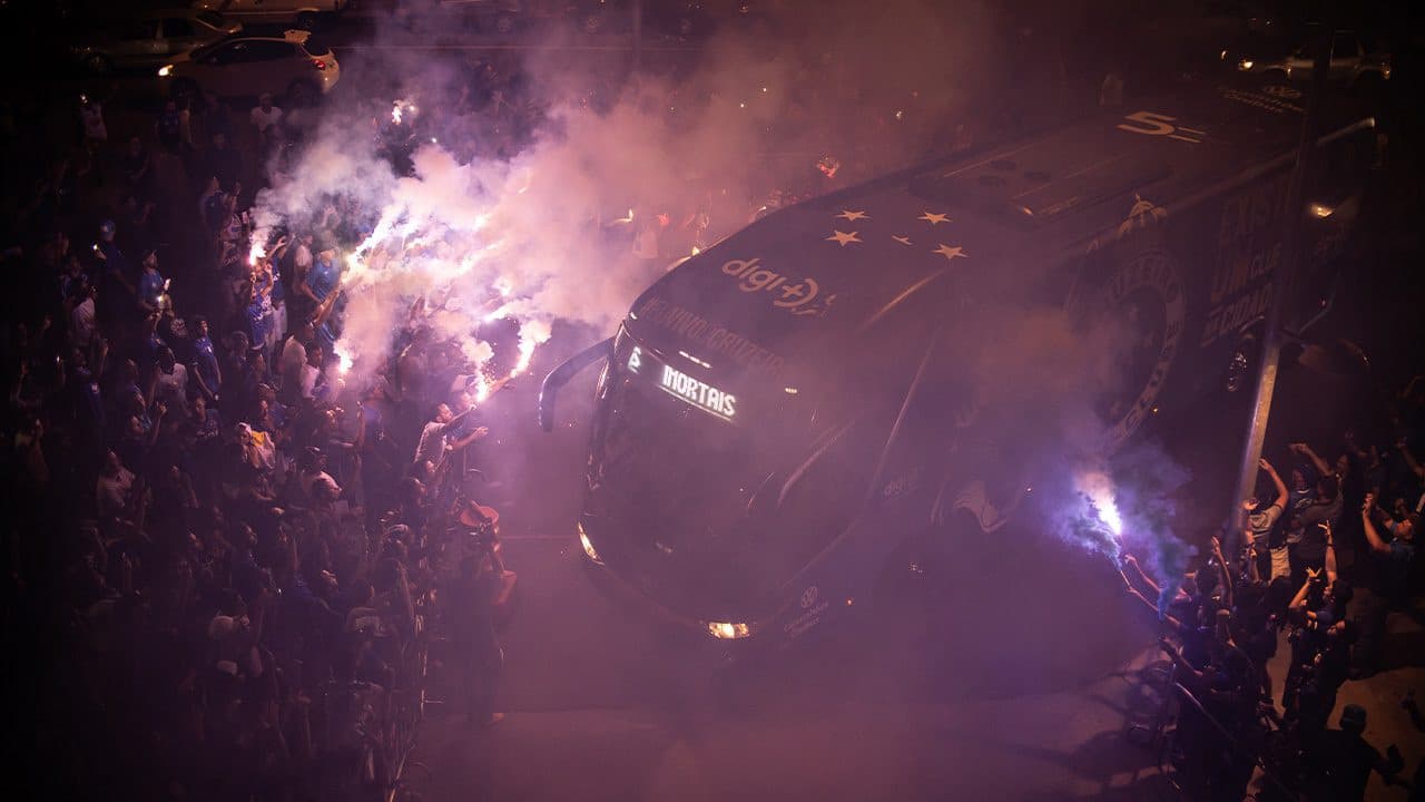 Torcida do Cruzeiro prepara rua de fogo para jogo contra o Vasco