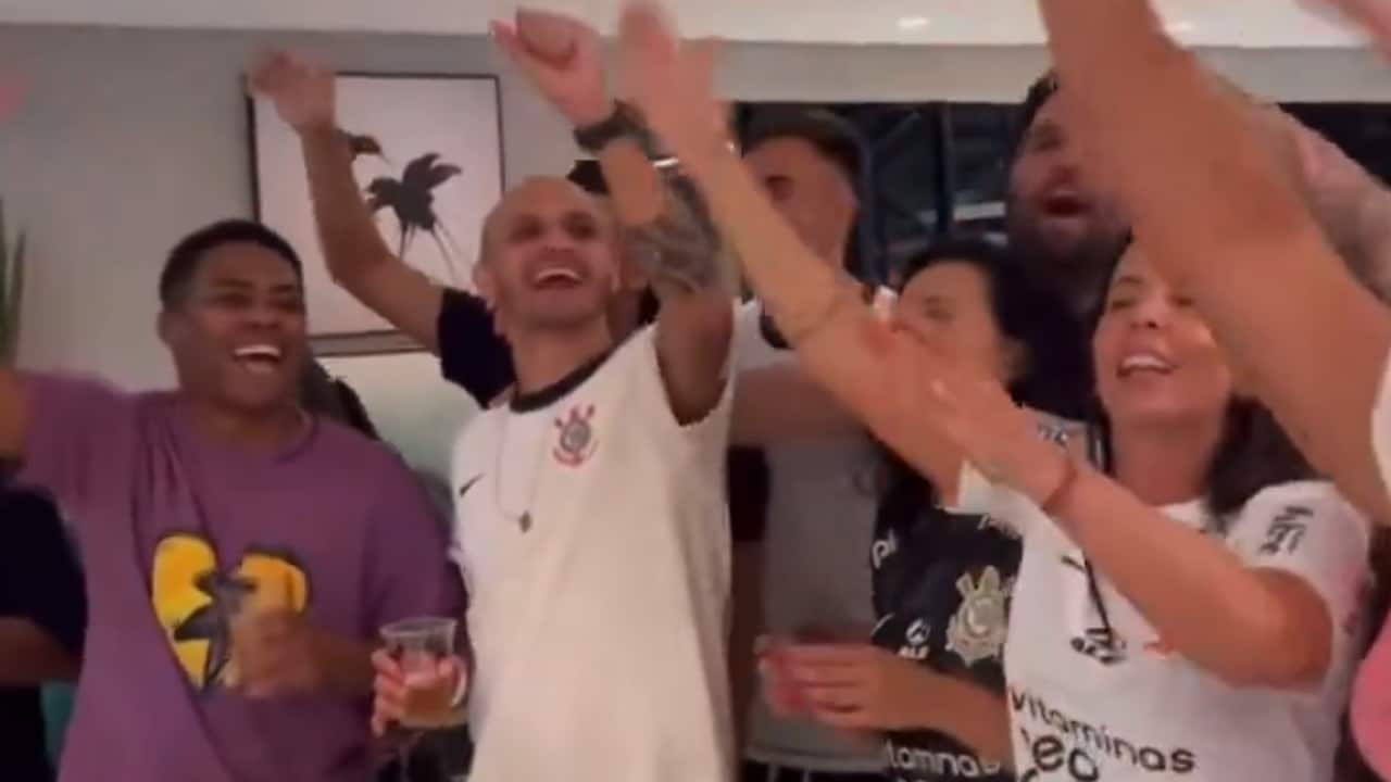 Elias participa de festa de despedida de Fábio Santos e irrita torcida do Cruzeiro