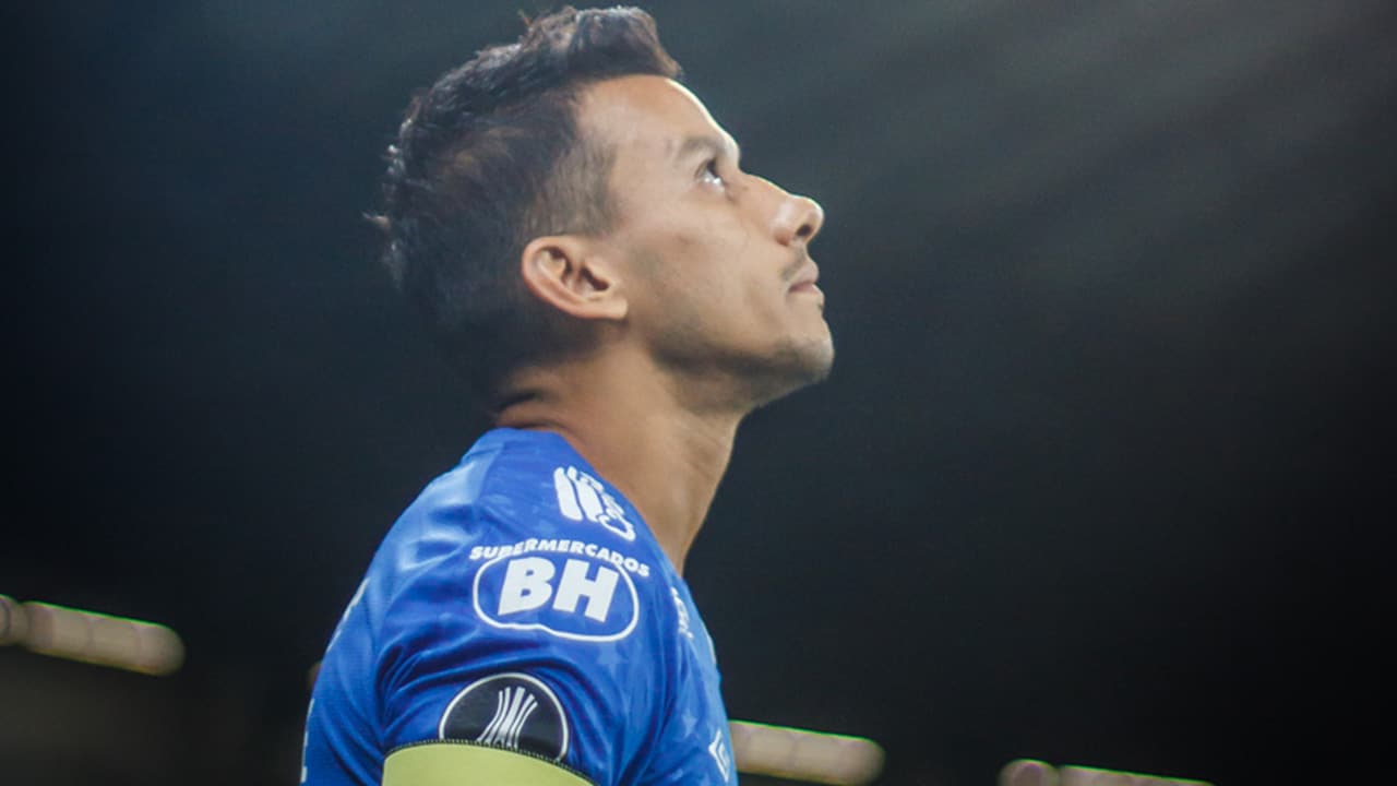 Ídolo do Cruzeiro, Henrique anuncia sua aposentadoria