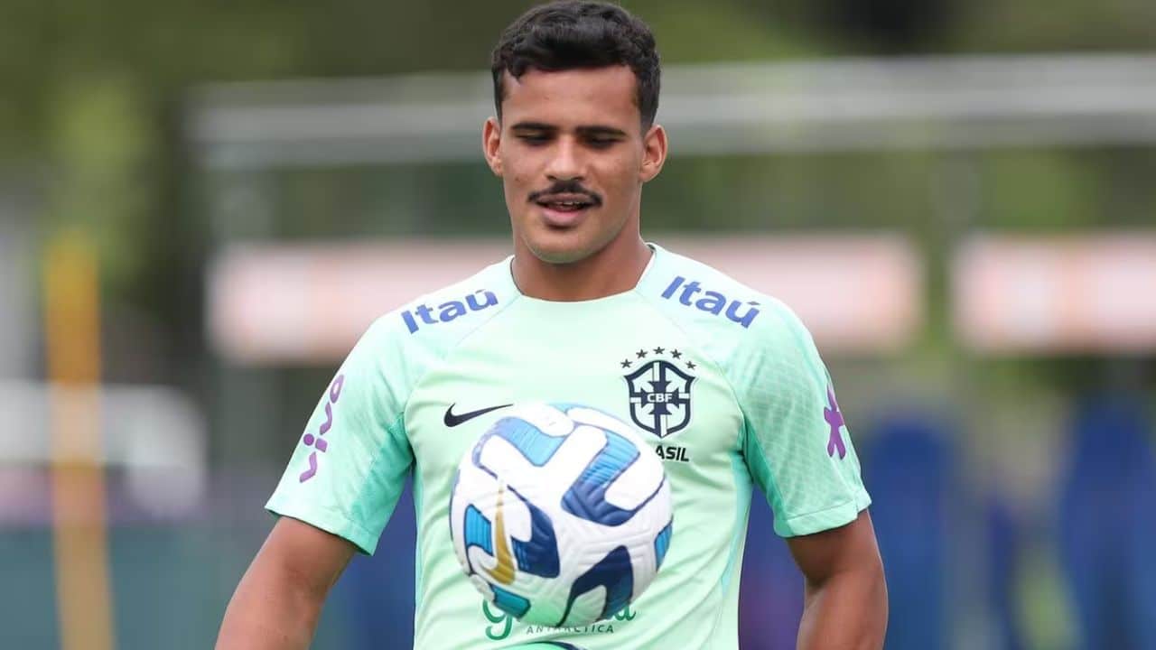 Kaiki, do Cruzeiro, com a seleção brasileira