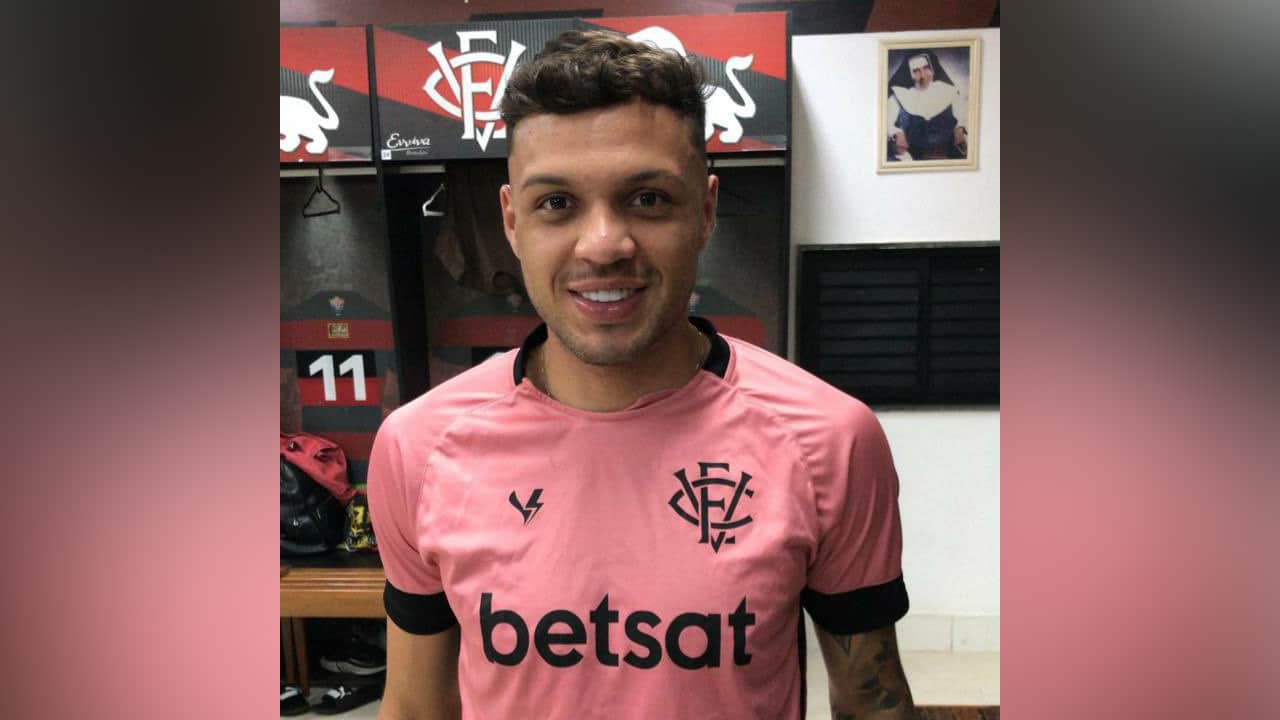 Daniel Jr. já aparece com camisa do Vitória após acerto com clube