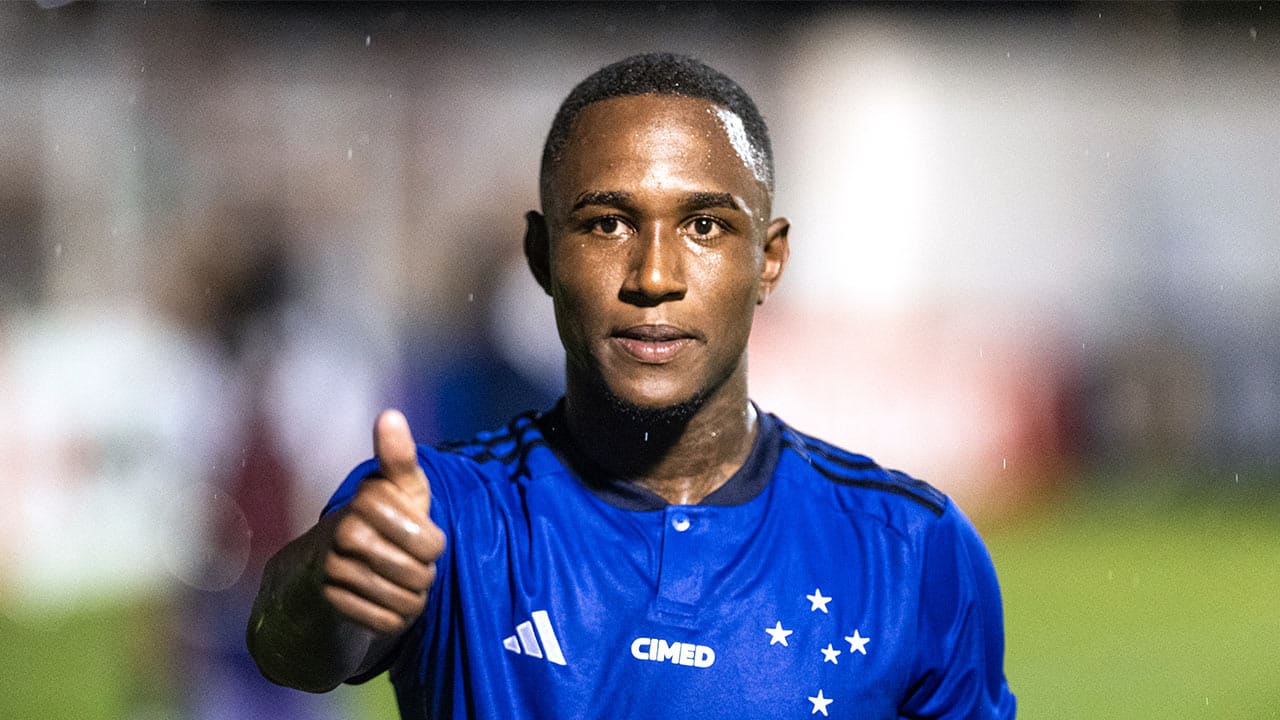 João Pedro aproveita segunda oportunidade no profissional do Cruzeiro e marca seu primeiro gol