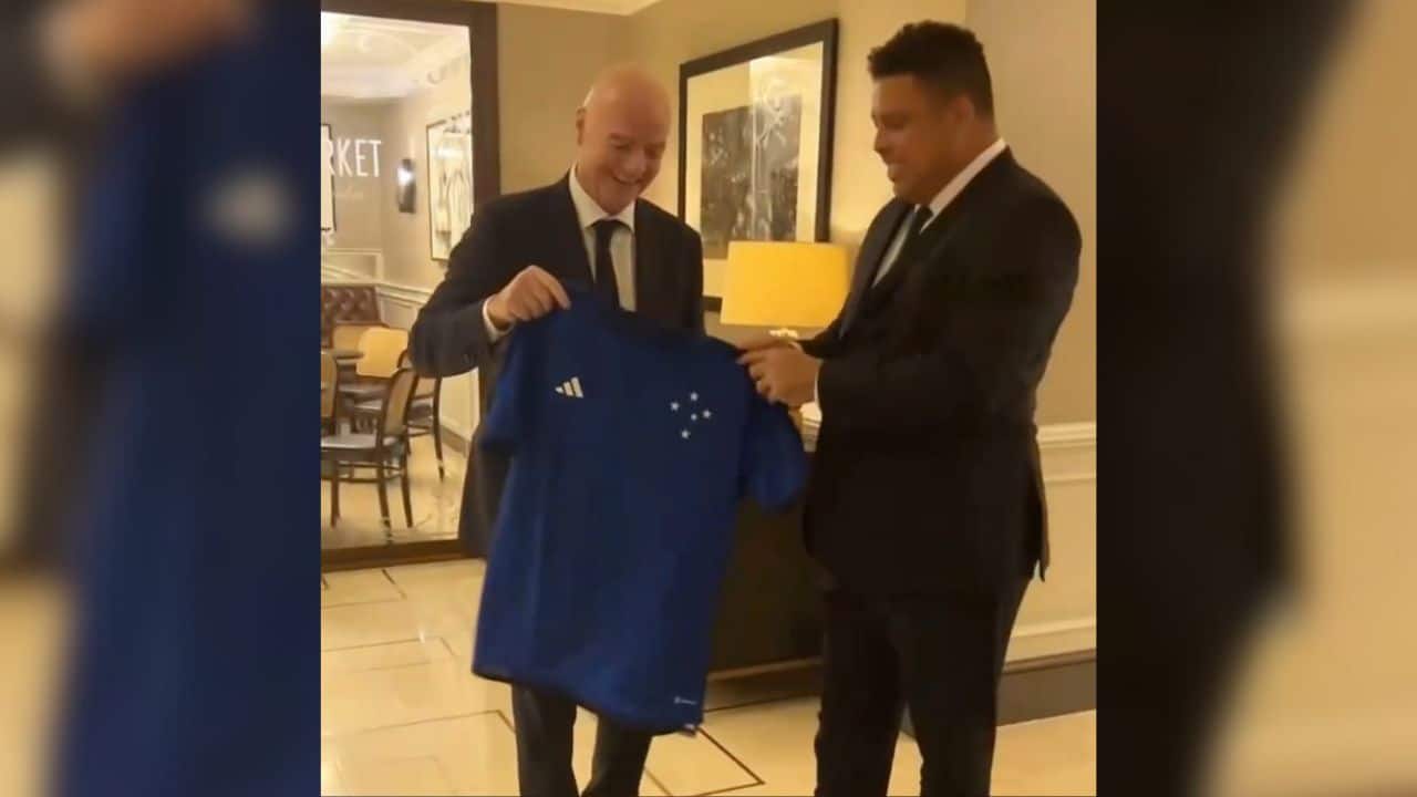 Ronaldo entrega camisa do Cruzeiro