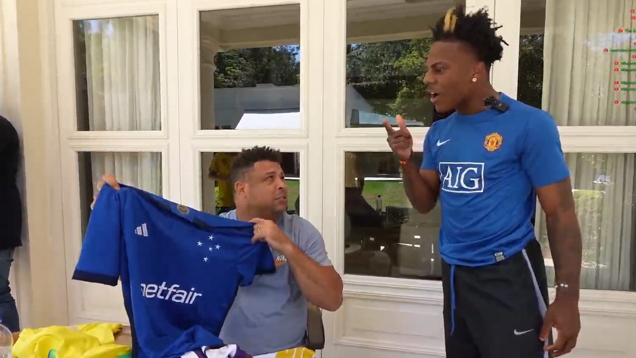 Ronaldo presenteia streamer IShowSpeed com camisa do Cruzeiro