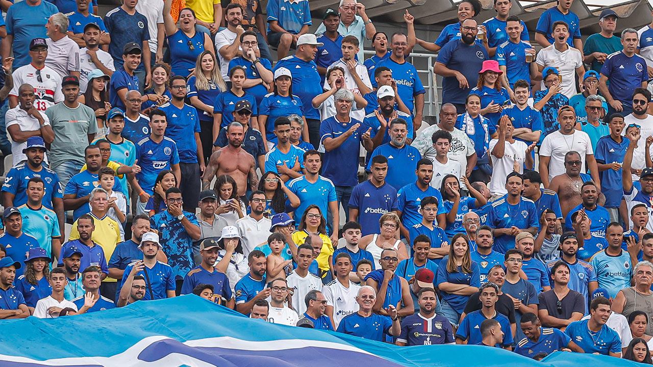 Árbitro registra objetos arremessados pela torcida do Cruzeiro no gramado em jogo contra o Athletic