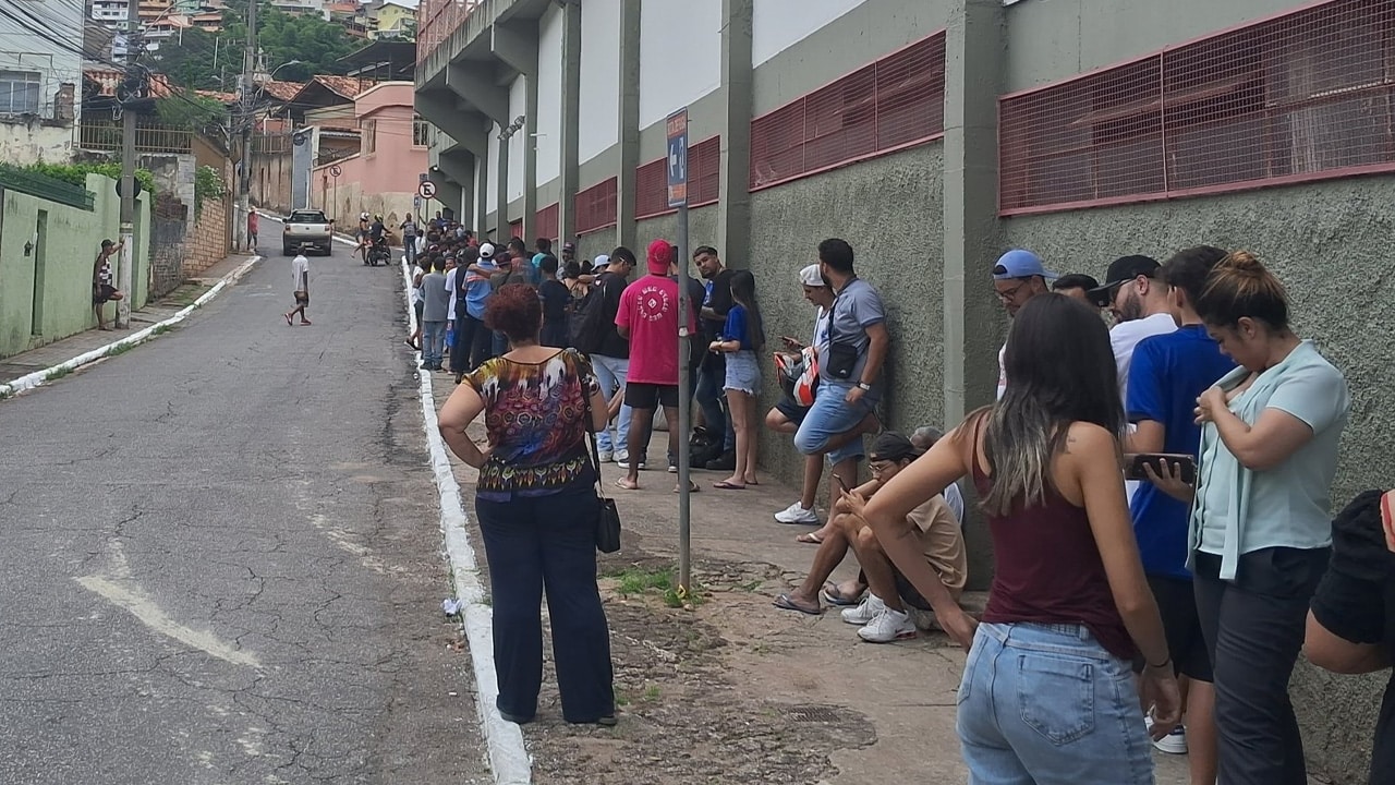 Torcida do Cruzeiro faz fila para adquirir ingressos para jogo contra o Villa Nova; veja