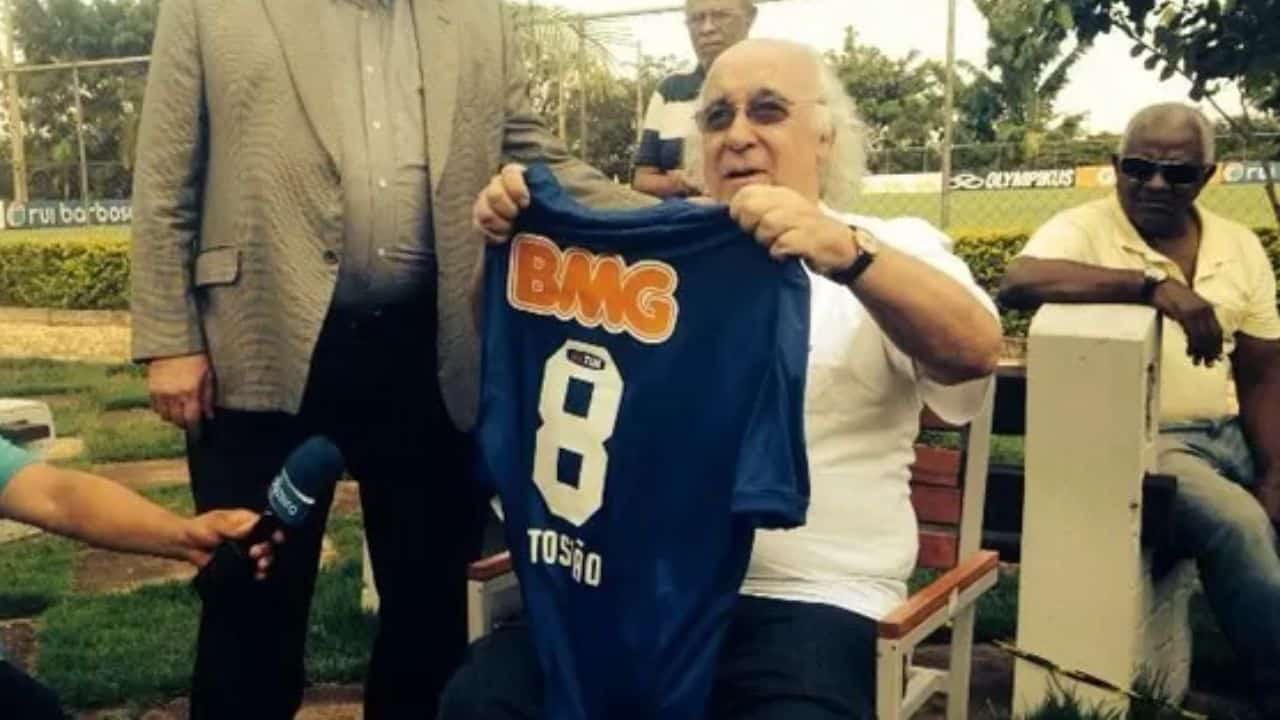 Tostão recebe homenagem do Cruzeiro