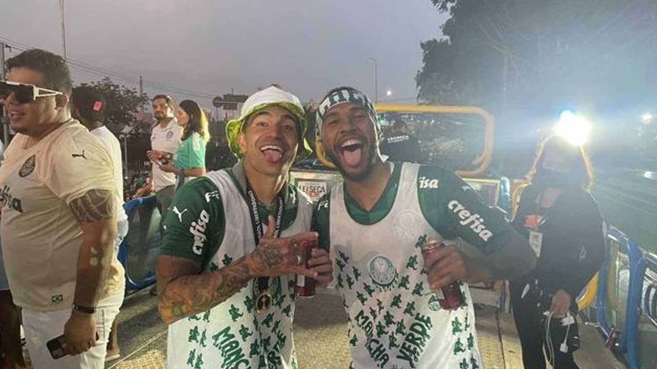 Wesley posta foto com camisa da Mancha Alviverde ao parabenizar Dudu e irrita organizada do Cruzeiro
