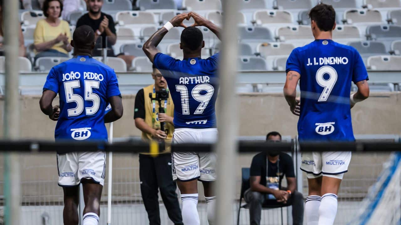 Democrata-GV e Cruzeiro se enfrentam pelo Campeonato Mineiro