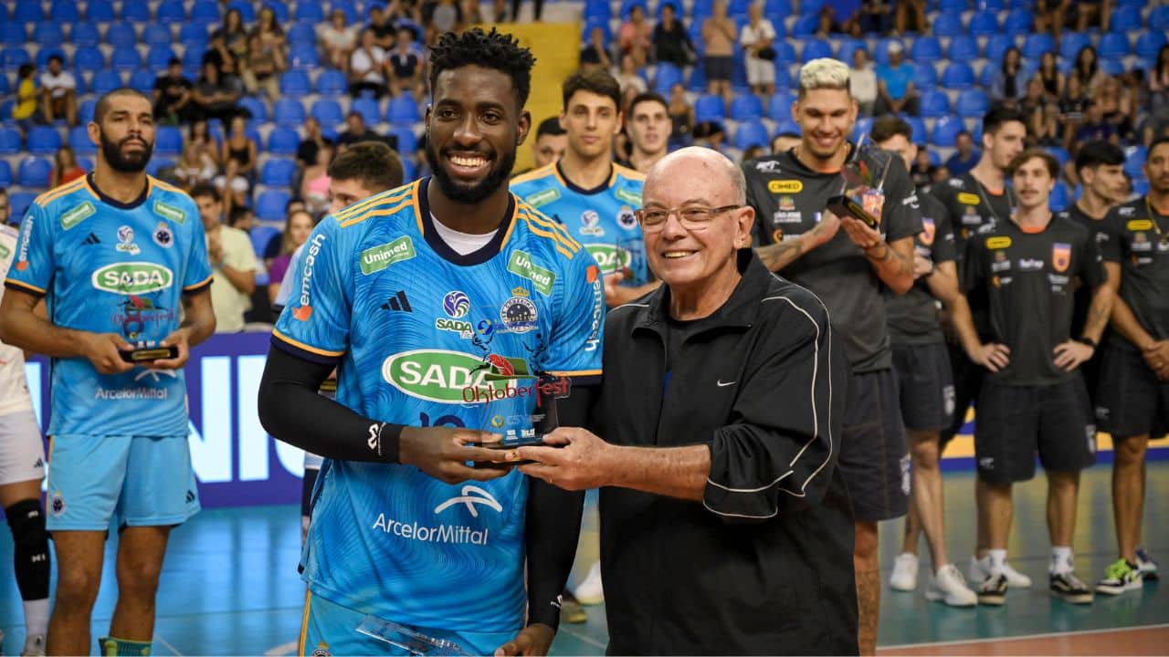 Miguel Lopez, do Sada Cruzeiro, com troféu de MVP