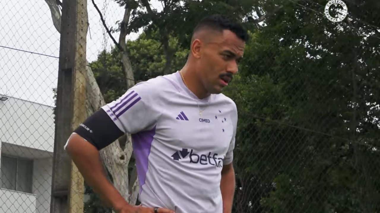 Rafael Elias em reapresentação no Cruzeiro