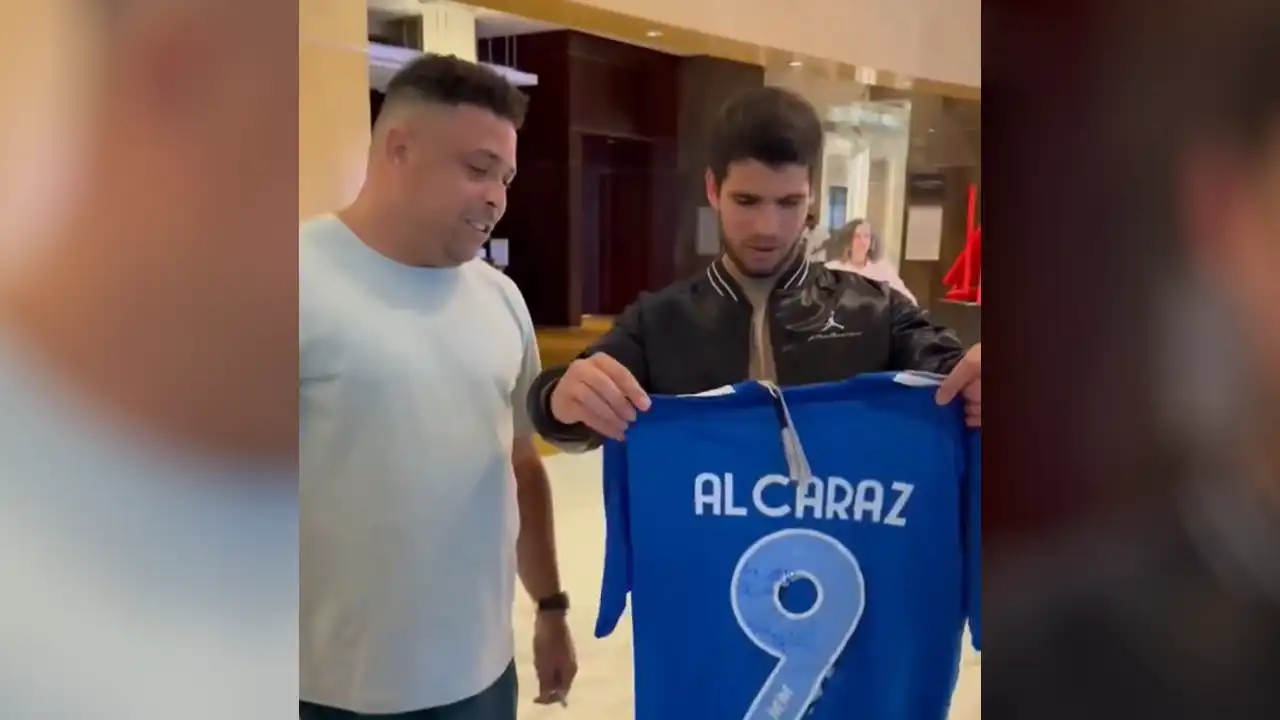 Ronaldo presenteia tenista Carlos Alcaraz com camisa do Cruzeiro
