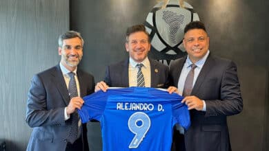 Ronaldo presenteia presidente da Conmebol com camisa do Cruzeiro