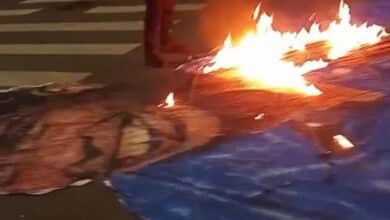 Após vexame no Mineirão, torcida do Cruzeiro queima bandeirão do Ronaldo