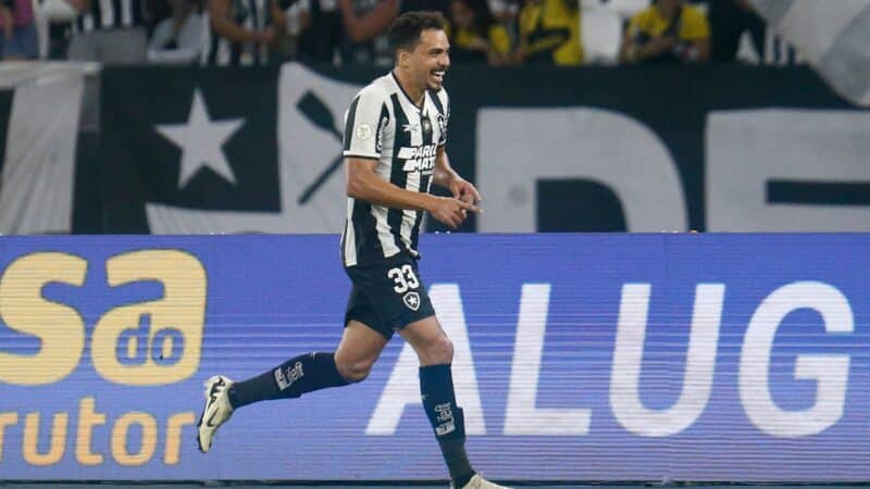 Cruzeiro encaminha contratação de experiente meia do Botafogo