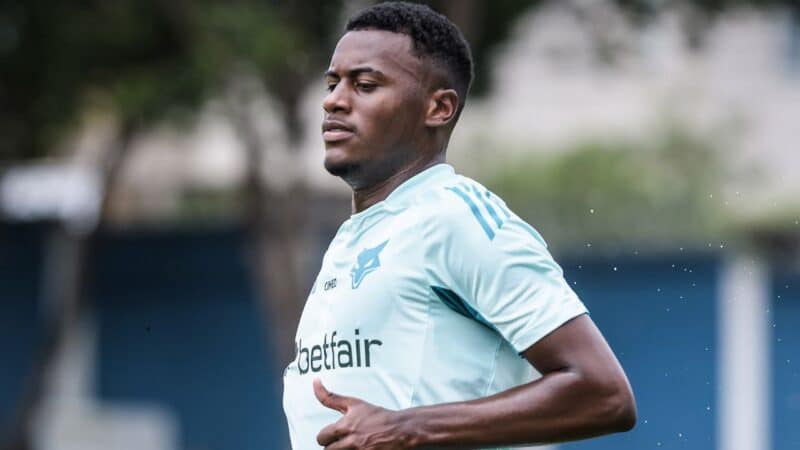 Zagueiro destaque do Cruzeiro na Copinha treina com o elenco principal