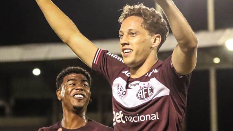 Meia emprestado pelo Cruzeiro sai do banco e marca em vitória da Ferroviária no Campeonato Paulista