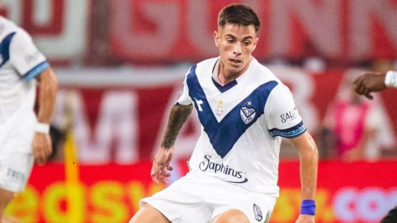 Cruzeiro encaminha contratação de zagueiro do Vélez Sarsfield; confira