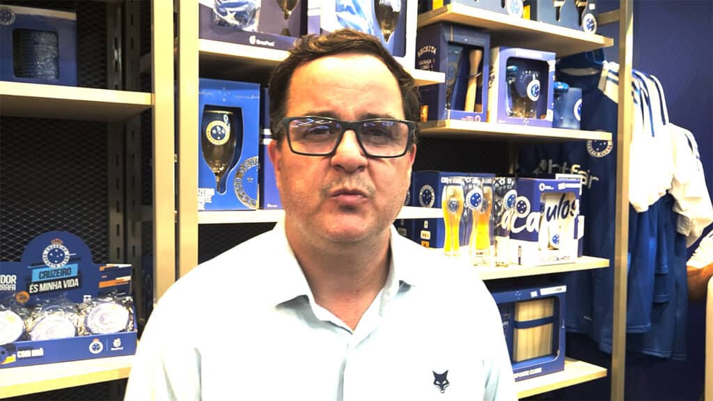 Cruzeiro explica falta de camisa feminina no lançamento do novo material de 2025
