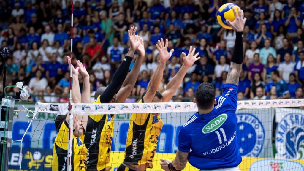 Por vaga na final da Superliga, Sada Cruzeiro enfrenta Praia neste sábado; veja onde assistir