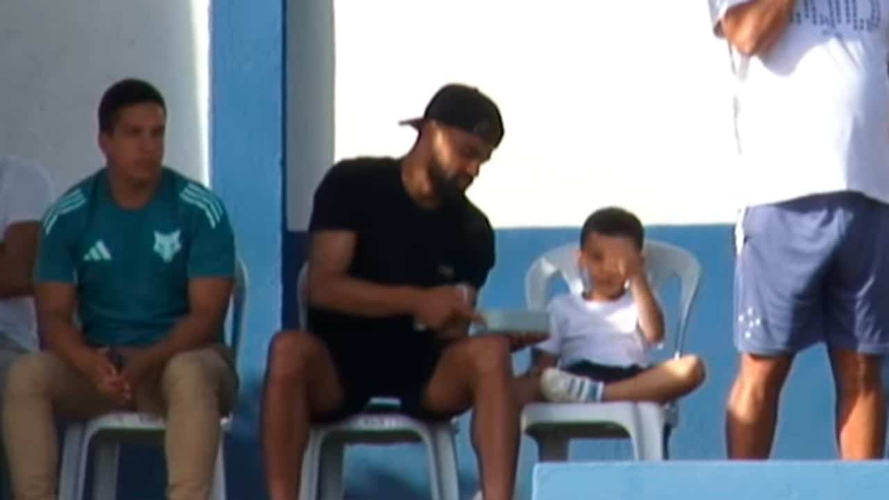 Formado na base do Cruzeiro, Fabrício Bruno acompanha jogo do sub-20 na Toca 1