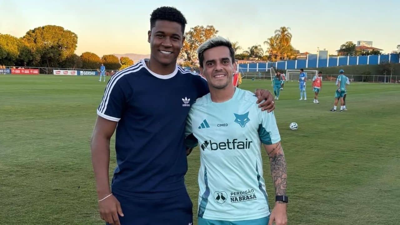 Lembra dele? Lateral revelado pelo Cruzeiro que atua nos EUA visita Toca 2