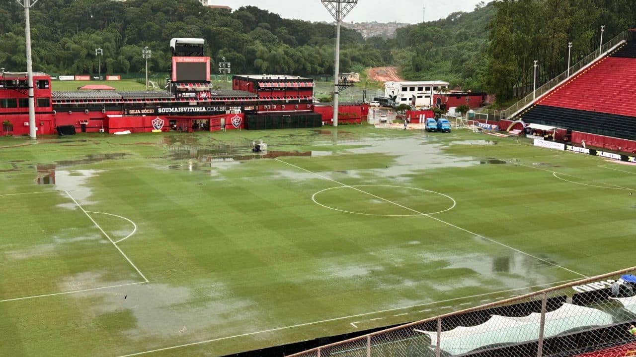 Gramado do Barradão fica alagado antes de Vitória x Cruzeiro