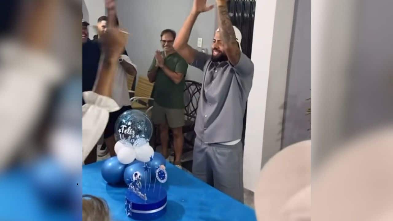 Com bolo e hino do Cruzeiro, João Marcelo comemora aniversário de 25 anos; veja