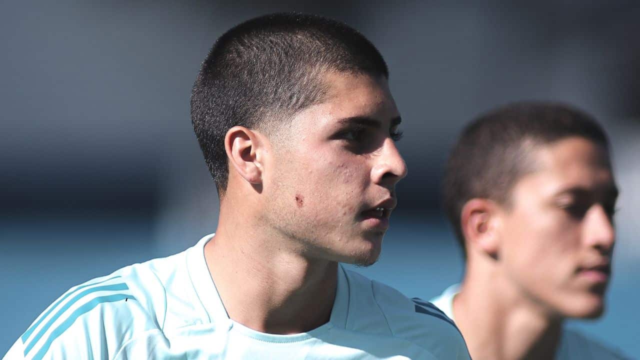 Sob olhares de clubes europeus, joia da base do Cruzeiro treina com elenco principal; veja