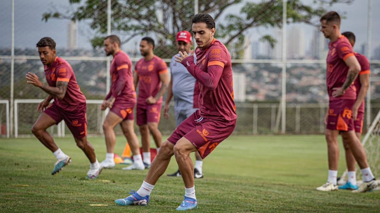 Emprestado pelo Cruzeiro, Weverton recebe primeiras chances no Vila Nova
