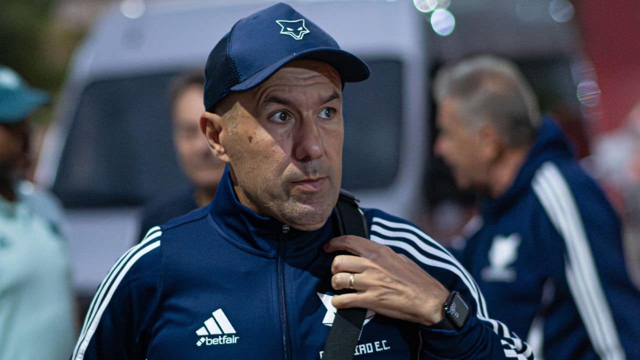Leonardo Jardim reclama da expulsão e da condição do gramado: 