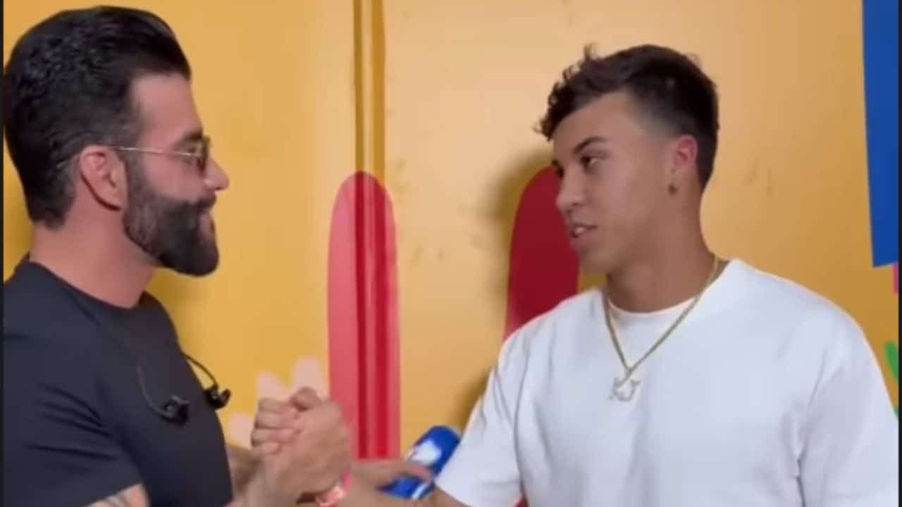 Kaio Jorge entregou ao cantor Gusttavo Lima uma camisa do Cruzeiro como presente; veja
