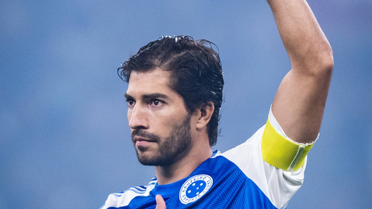Cruzeiro renova o contrato de Lucas Silva, volante segue no clube até 2027
