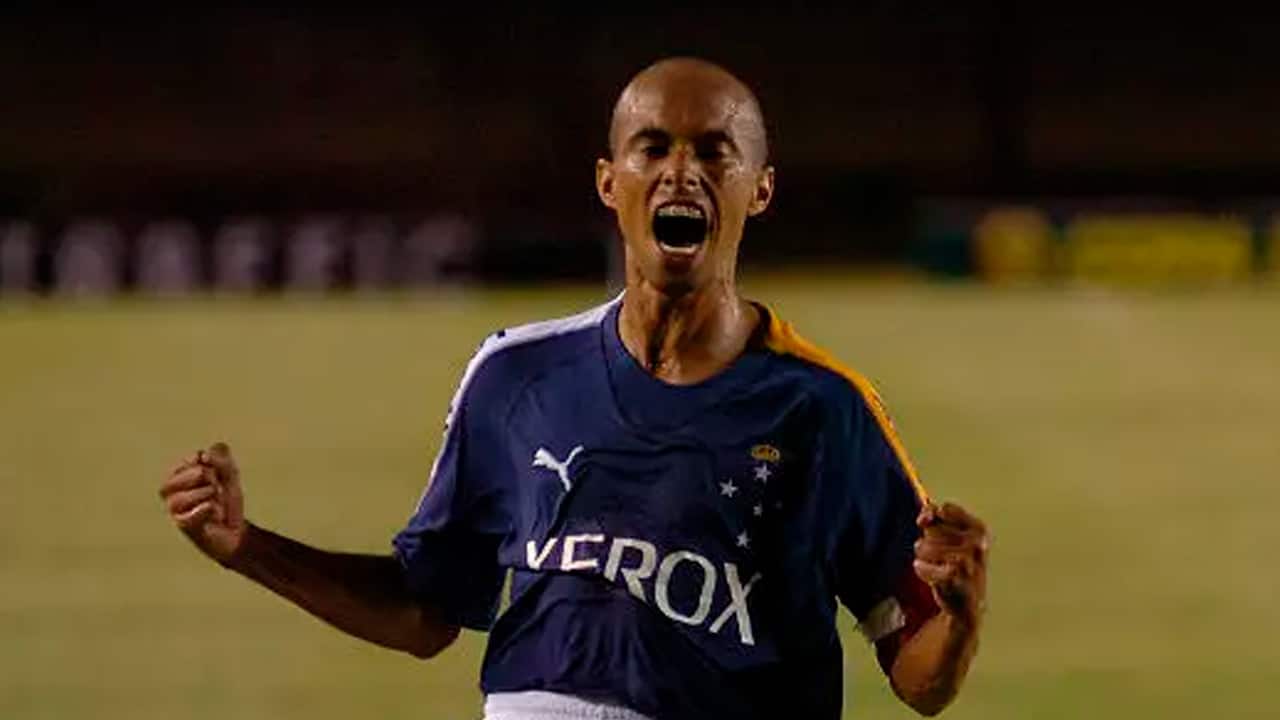 Maior campeão pelo Cruzeiro, Ricardinho celebra 49 anos nesta terça