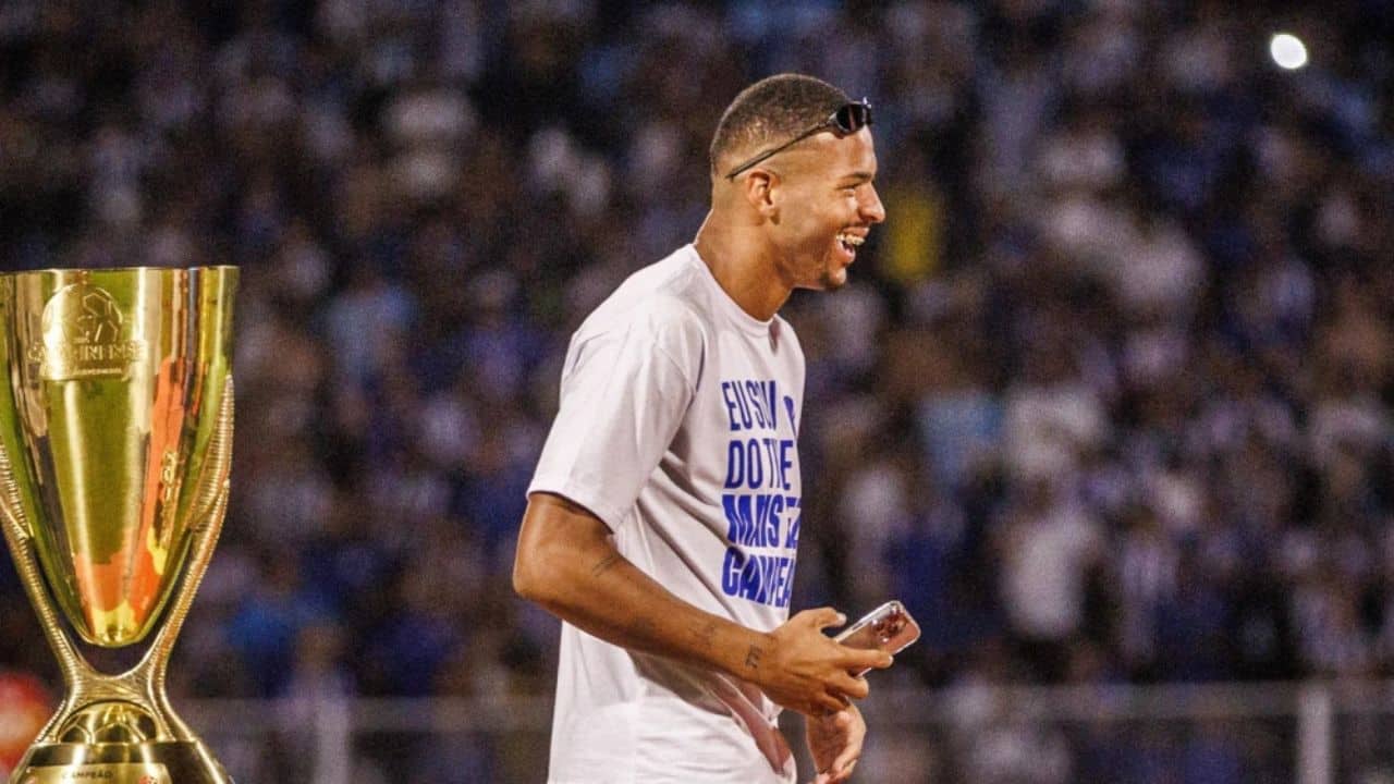 Garoto cedido pelo Cruzeiro volta a ganhar espaço e engata série de jogos como titular no Avaí