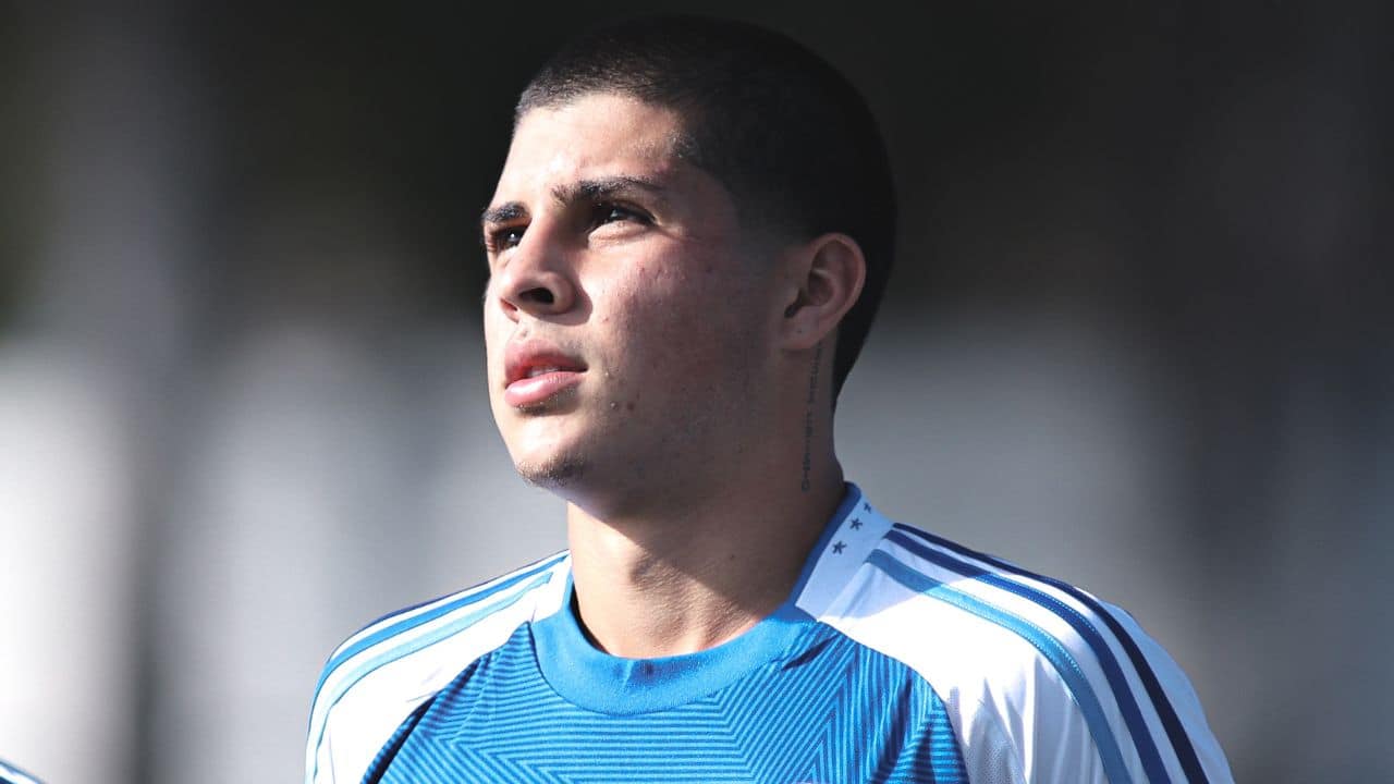 Cruzeiro apresenta novo contrato a Baptistella; veja