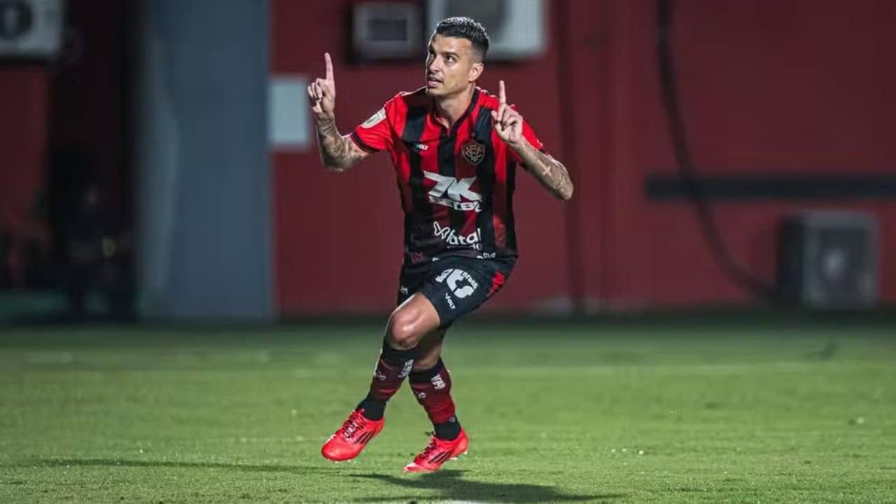 Vitória confirma a terceira saída do elenco antes do confronto contra o Cruzeiro