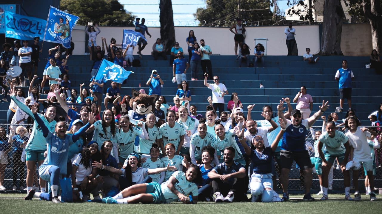 Equipe feminina do Cruzeiro faz treino aberto a torcida na Toca da Raposa I