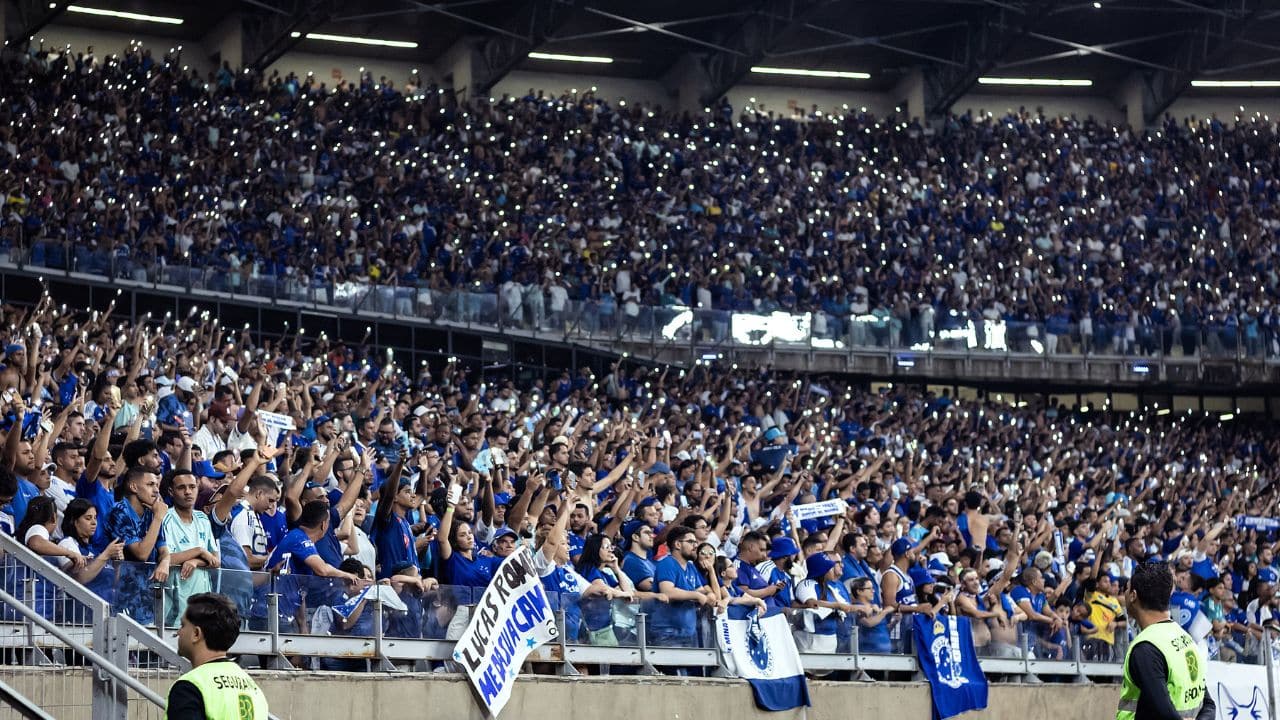 Cruzeiro abre enquete e consulta torcedores sobre ídolo máximo, estrelas separadas e cor do uniforme