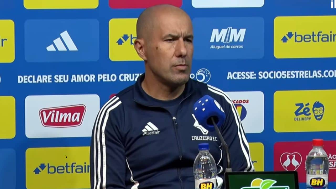 Leonardo Jardim aponta erros técnicos e critica arbitragem na derrota para o Santos; veja