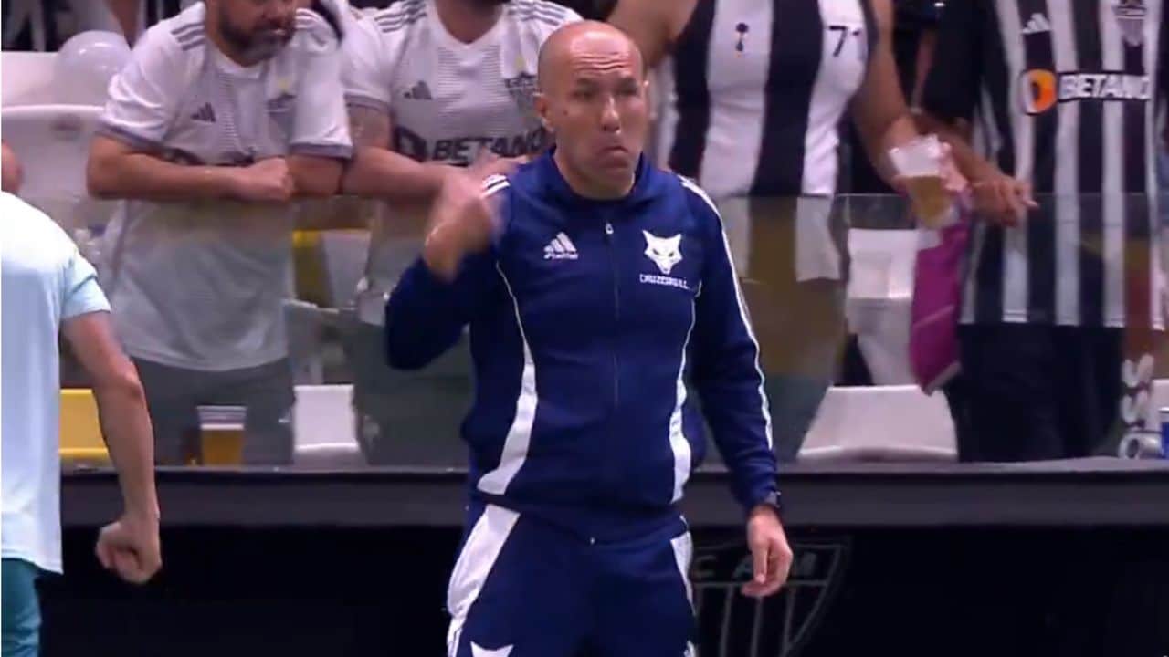 Impressionado? Veja reação de Leonardo Jardim a golaço de Fabrício Bruno