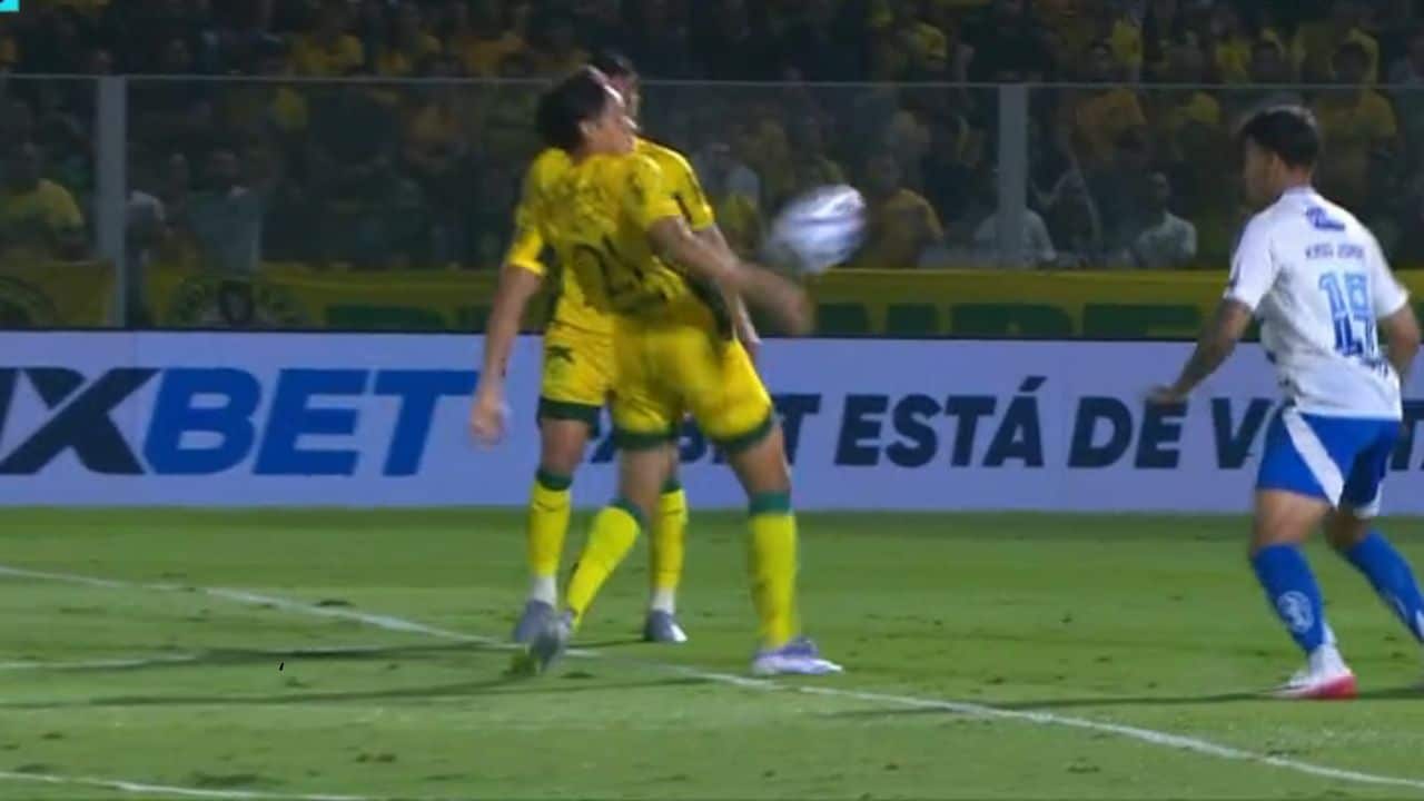 William cobra pênalti não marcado após mão de jogador do Mirassol dentro da área: 