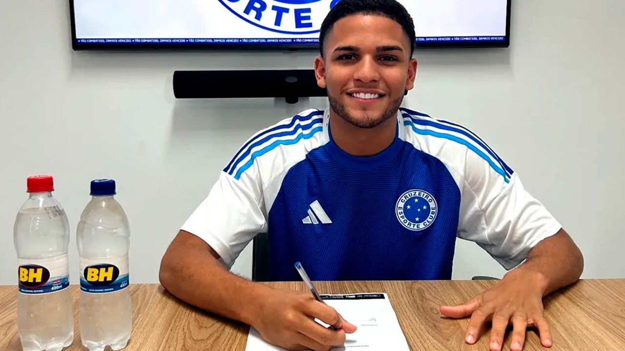 Destaque no sub-17, Dayvinho assina seu primeiro contrato profissional com o Cruzeiro