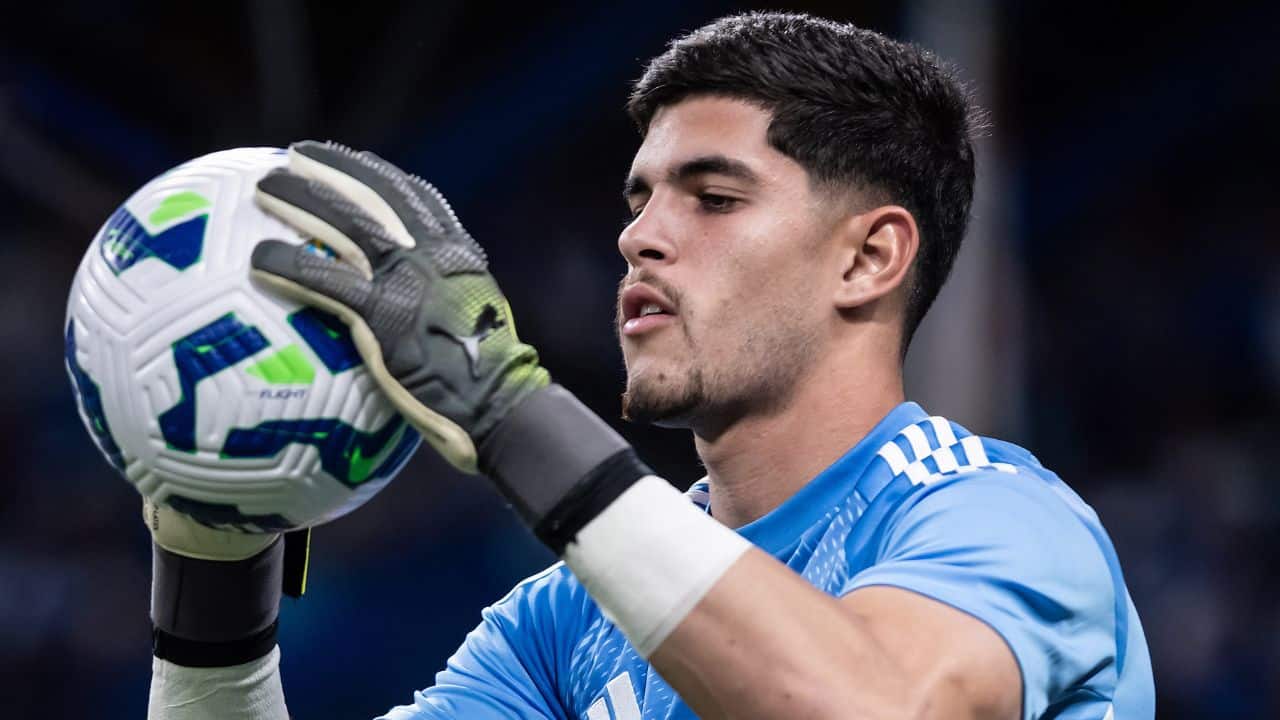 Marcelo Eraclito, goleiro do Cruzeiro, posa com Neymar e recebe camisa