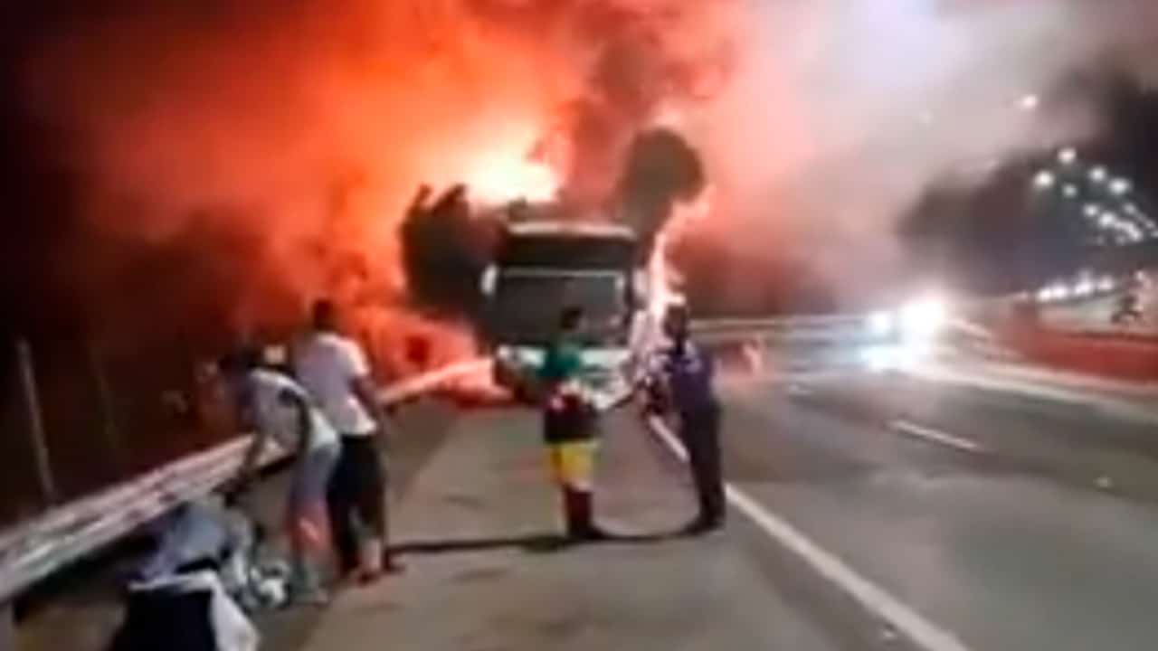 Ônibus com torcedores do Cruzeiro pega fogo; veja vídeo