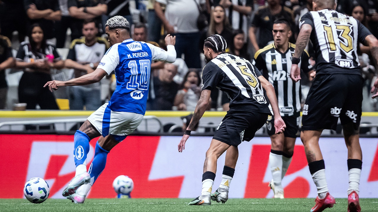 Falta de escolta para a arbitragem, vape atirado no gramado e cantos homofóbicos; veja súmula de Atlético 0x2 Cruzeiro